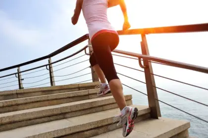 Subir escaleras reduce riesgos cardiovasculares y mejora tu salud