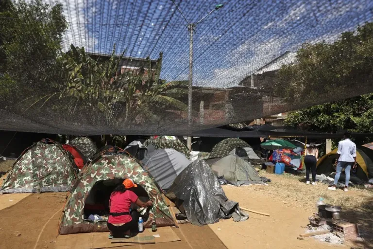 Ecuador envía rescatistas a Colombia tras devastador terremoto de 7,4
