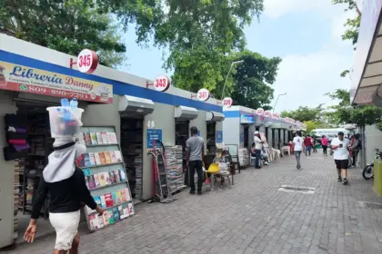 Vendedores en la Duarte apuestan a la quincena para ventas escolares
