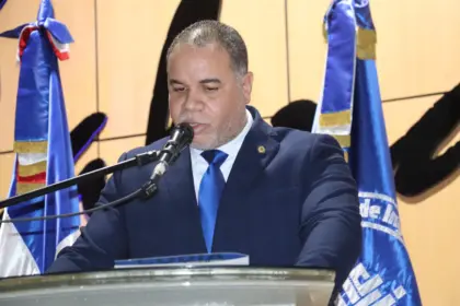 George Richardson asume presidencia del CODIA con promesa de transparencia