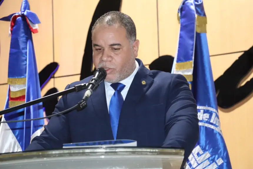 George Richardson asume presidencia del CODIA con promesa de transparencia