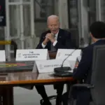 Polémica por aparente siesta de Joe Biden en cumbre con líderes africanos