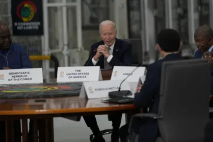 Polémica por aparente siesta de Joe Biden en cumbre con líderes africanos
