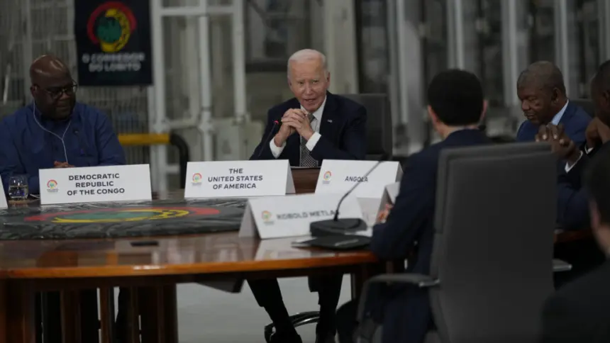 Polémica por aparente siesta de Joe Biden en cumbre con líderes africanos