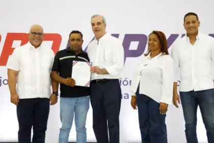 Abinader entrega RD$85 millones a emprendedores de San Juan vía Promipyme