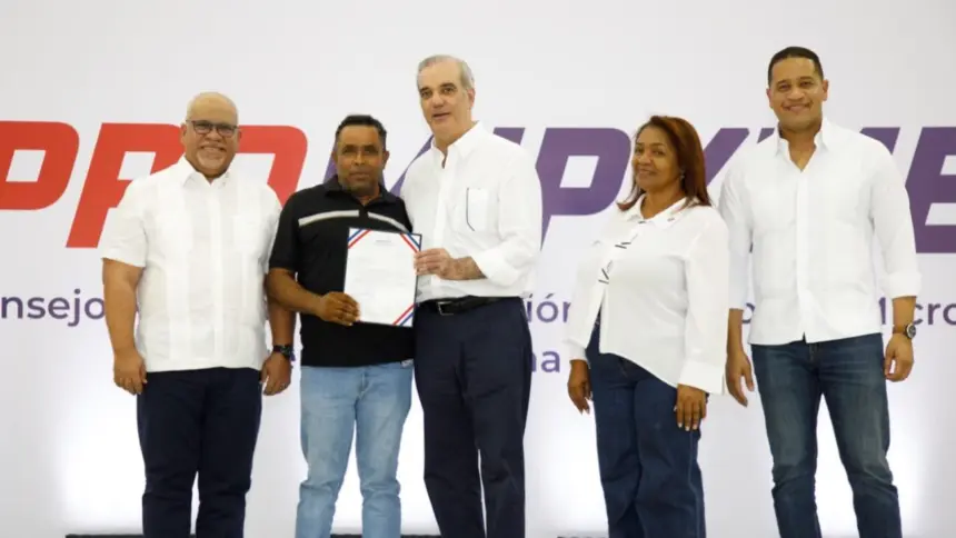 Abinader entrega RD$85 millones a emprendedores de San Juan vía Promipyme