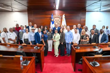 Ayuntamiento de Santiago honra a médicos de la UASD por 44 años de labor