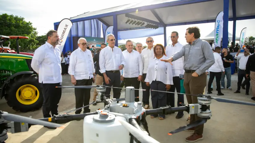 Abinader impulsa mecanización del campo para reducir mano de obra extranjera