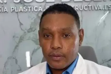 Ordenan arresto de cirujano José Desena tras incumplir condena por muerte