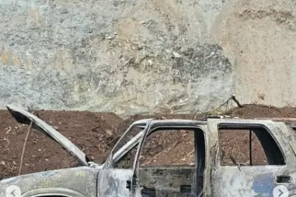 Hallan hombre calcinado junto a vehículo incendiado en mina de La Vega