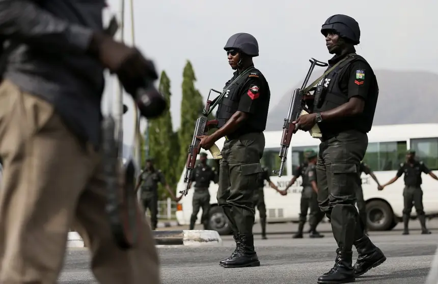 Tragedia en Nigeria: 10 policías mueren tras ataque de rebeldes armados
