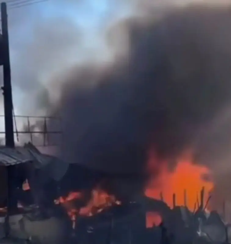 Incendio afecta Plaza Oasis en Villa Mella: Bomberos controlan siniestro