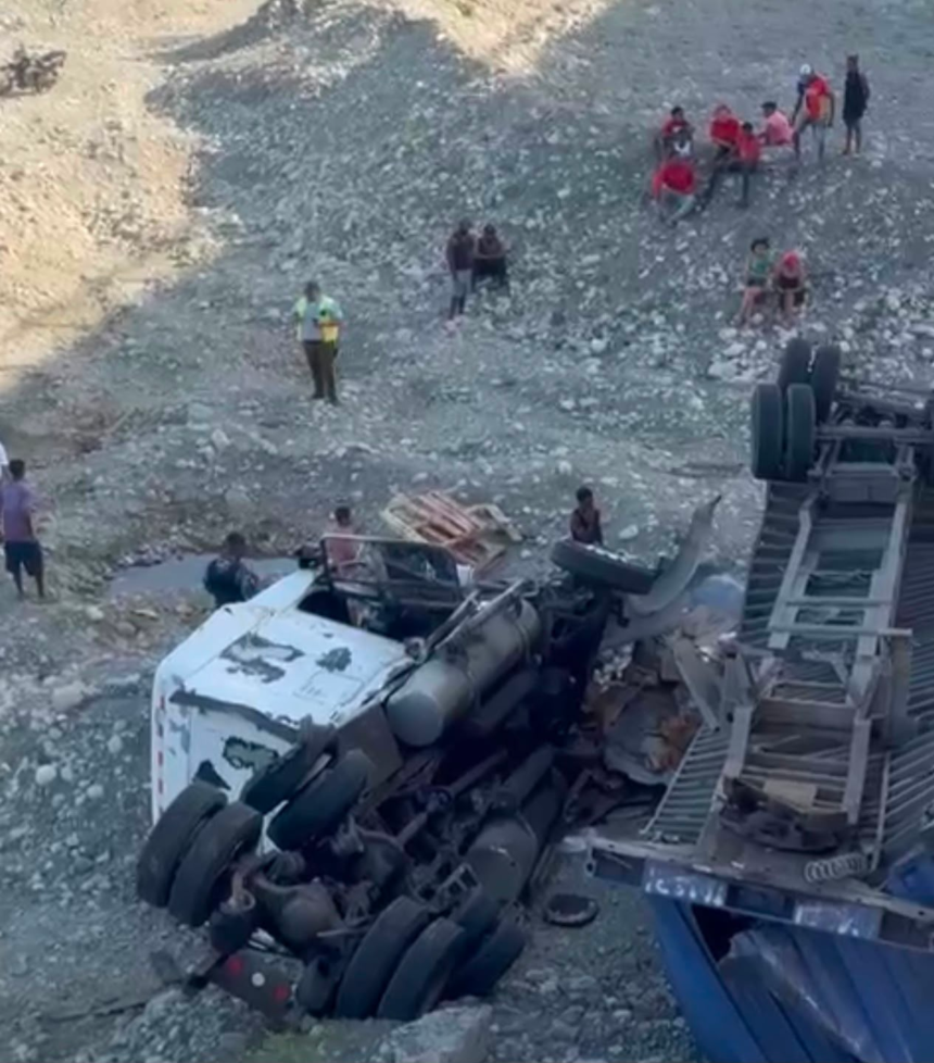 Patana cae al río Nizao tras accidente en el puente Lucas Díaz de San Cristóbal