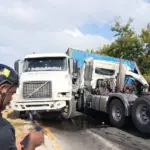 Accidente de dos camiones en la Autovía del Este genera gran taponamiento