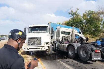 Accidente de dos camiones en la Autovía del Este genera gran taponamiento