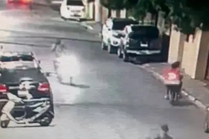 Roban motocicleta en cancha de Quisqueya: delincuentes usan disfraz de delivery