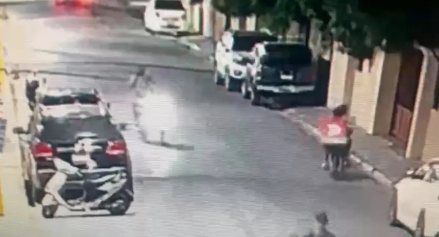 Roban motocicleta en cancha de Quisqueya: delincuentes usan disfraz de delivery