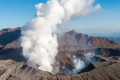 Japón eleva alerta volcánica en monte Aso por alta actividad sísmica