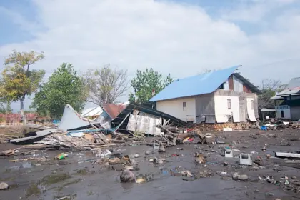 Indonesia: 5.000 desplazados y 53 muertos tras fuerte terremoto 7.7