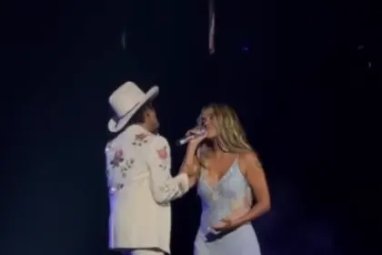 Karol G sorprende en Los Ángeles con Bruno Mars en un concierto épico