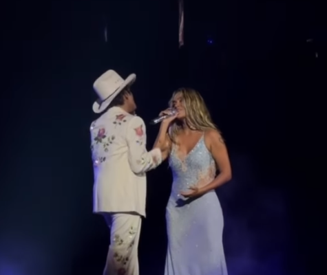 Karol G sorprende en Los Ángeles con Bruno Mars en un concierto épico