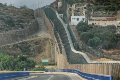 Fronteras de Ceuta y Melilla mantienen calma tras alerta migratoria