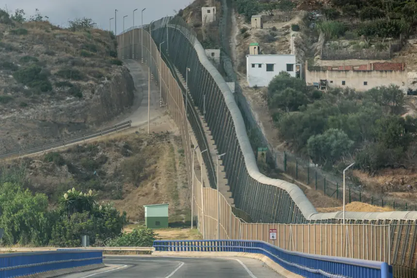 Fronteras de Ceuta y Melilla mantienen calma tras alerta migratoria