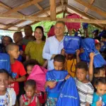 Cecilio García entrega útiles escolares en Las Galeras, Samaná