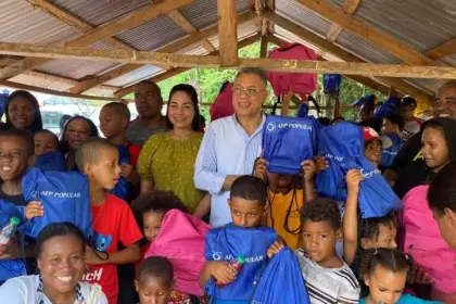 Cecilio García entrega útiles escolares en Las Galeras, Samaná