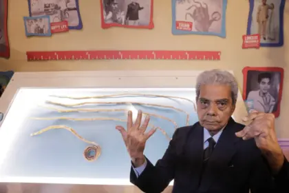 Shridhar Chillal y el récord de las uñas más largas del mundo