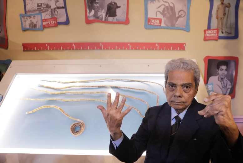 Shridhar Chillal y el récord de las uñas más largas del mundo