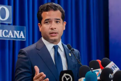 Omar Fernández cuestiona falta de cupos escolares y pide mayor inversión