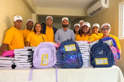 Nosotros Pa Cuando entrega útiles escolares a familias de Los Alcarrizos