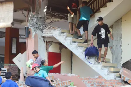 Terremoto en Indonesia deja 68 muertos y miles de desplazados en Flores