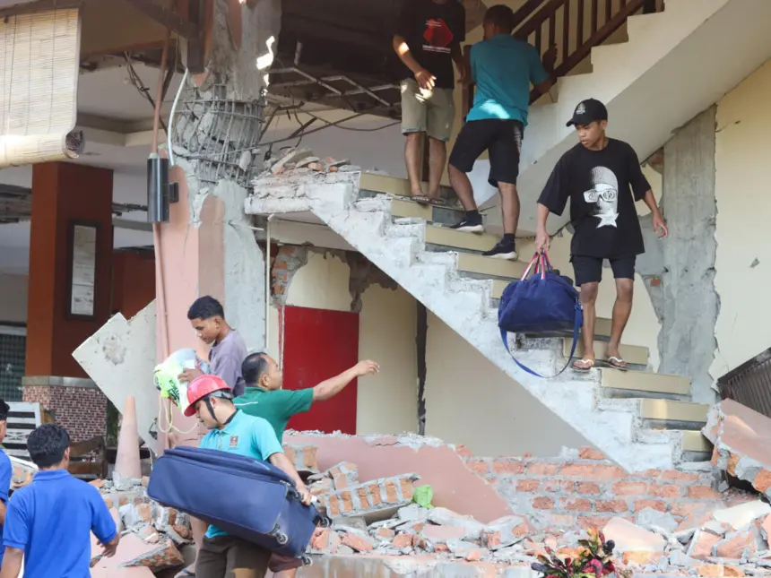 Terremoto en Indonesia deja 68 muertos y miles de desplazados en Flores