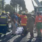 Bomberos recuperan primer cuerpo tras incendio de tanquero en el Malecón