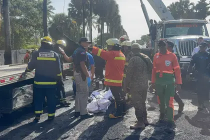 Bomberos recuperan primer cuerpo tras incendio de tanquero en el Malecón