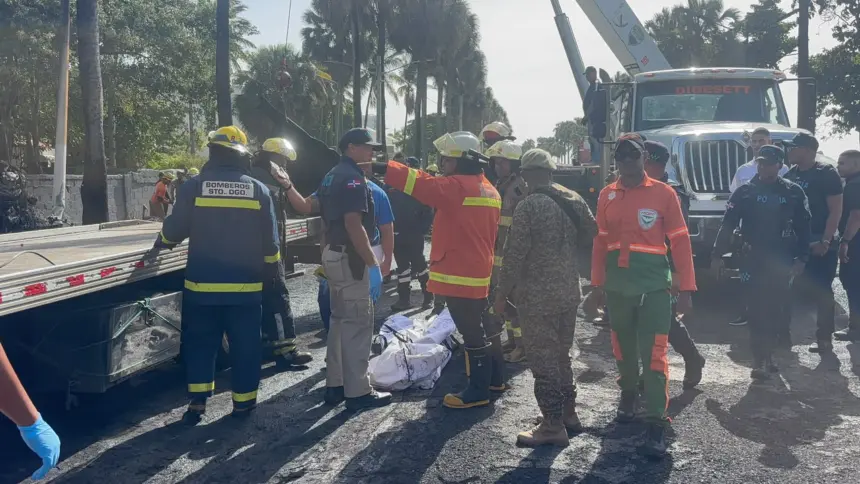 Bomberos recuperan primer cuerpo tras incendio de tanquero en el Malecón