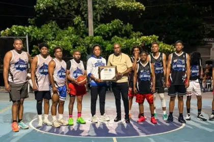 Reconocen a Luis Espinal por su labor deportiva en Pedro Brand