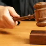 Condenan a 30 años a hombre por asesinar a excapitán para robarle