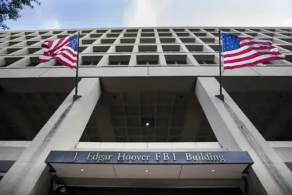 Juez federal bloquea traslado de sede del FBI impulsado por Trump