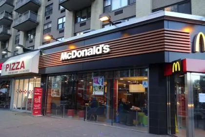 Turista australiano apuñalado en McDonald’s de Nueva York: un detenido