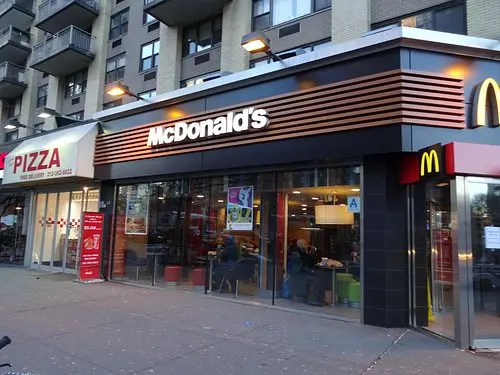 Turista australiano apuñalado en McDonald’s de Nueva York: un detenido