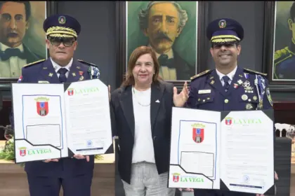 La Vega distingue a oficiales de la Policía Nacional como hijos adoptivos