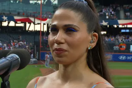 Diana Pou canta el himno de EE. UU. en la Herencia Dominicana de Citi Field
