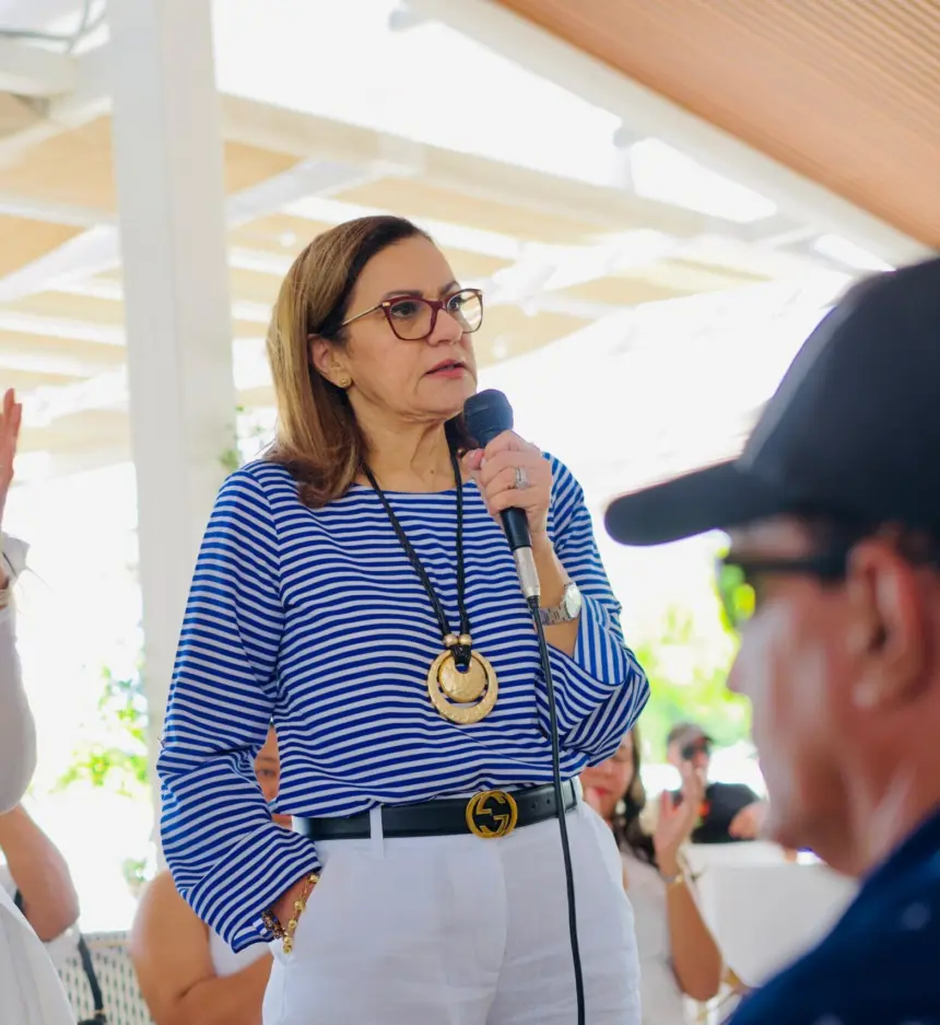 El historial de transfuguismo político de Angelita Peña tras críticas a Alofoke