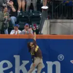 Fernando Tatis Jr roba grand slam a Lindor con atrapada histórica