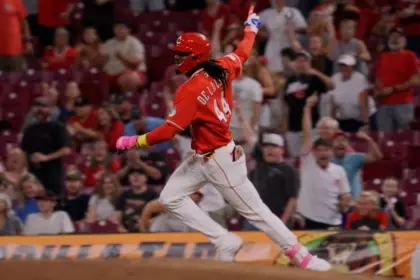 Elly De La Cruz conecta su primer hit de oro y guía triunfo de Rojos