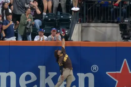 Fernando Tatis Jr roba grand slam a Lindor con atrapada histórica