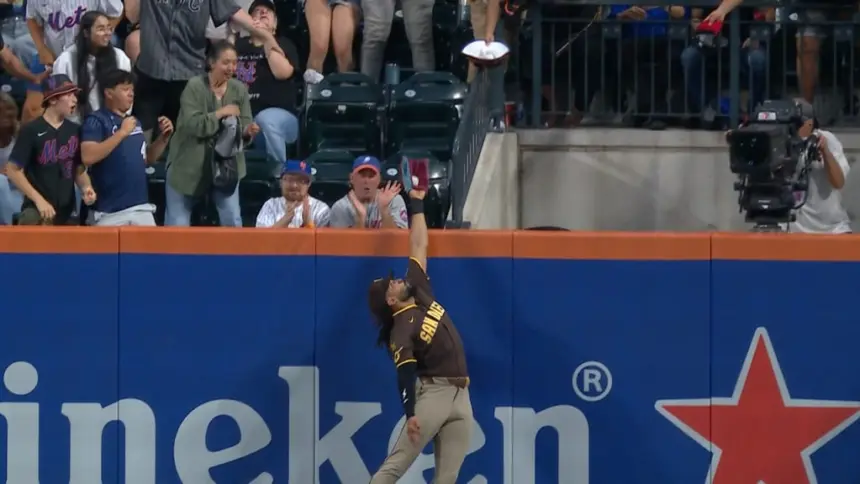 Fernando Tatis Jr roba grand slam a Lindor con atrapada histórica